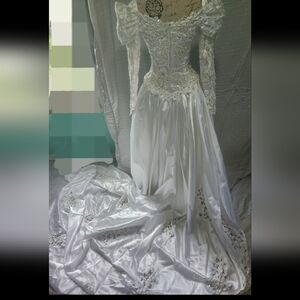 Vintage 80s Lace Longsleeve Wedding Dress. Detachable 8 ft + Train & Floral Veil